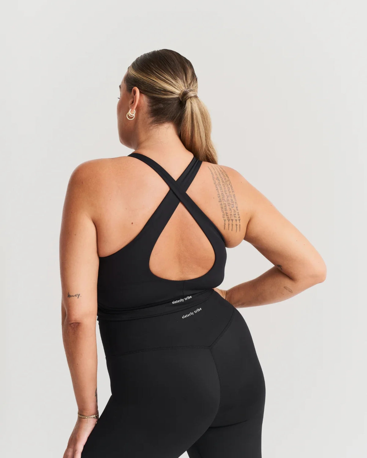 Bustiera Softsculpt V-neck Cross Back Sisterly Tribe - Negru